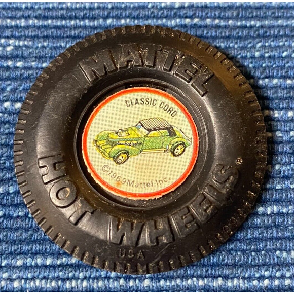 VTG 1969 Mattel Hot Wheels Redlines Classic Cord Plastic Button Badge w/tab 11B - Picture 1 of 2